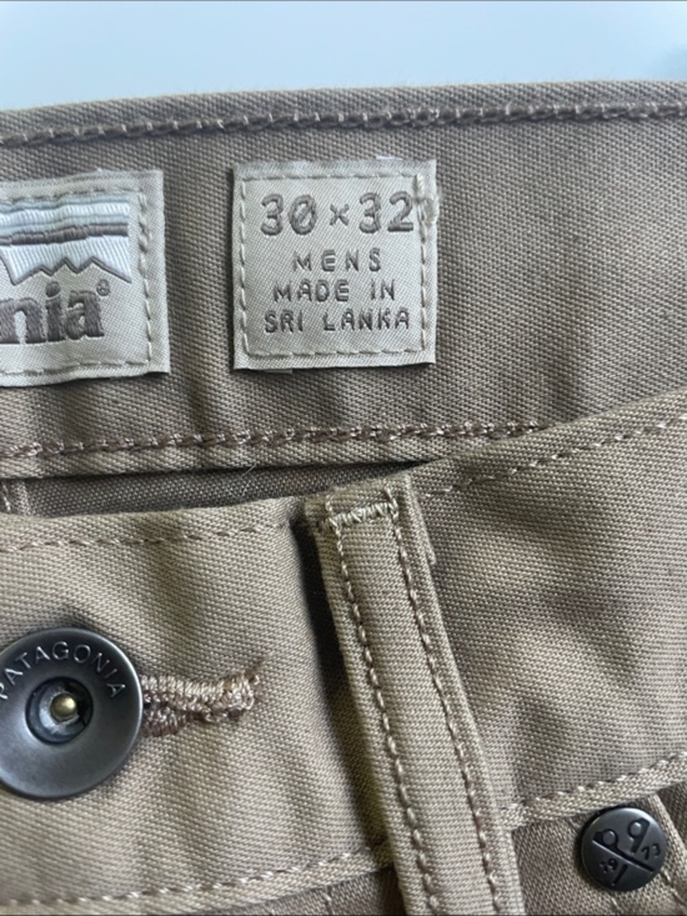 Patagonia tan chinos with label - men's 30x32 - Picture 3 of 4